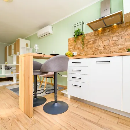 Leon & Rent A Quad Apartment *